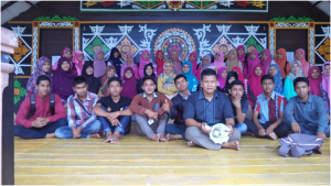 Mahasiswa yang tergabung dalam Forum Ikhwah Rantau (FIKRAH) Aceh Tengah-Bener Meriah berpose bersama di anjungan Aceh Tengah. Foto: IST
