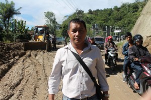 Fadlin, Kasi rekontruksi BPBD Bener Meriah saat berada dilokasi dibencana longsor yang terjadi diruas Jalan Takengon-Bireuen, Kampung Merie I, Bener Meriah, Jum'at (7/11/2014). (Foto: SP) 
