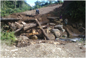 Kondisi Jembatan Penghubung ke Perkebunan Masyarakat Rikit Musara yang diduga dirusak oleh oknum masyarakat dari Kabupaten Aceh Utara. (Foto: FAKHRUDDIN. SH)