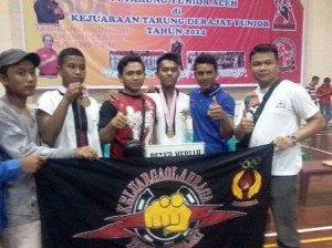 Atlet dan Pelatih Tarung Drajat Bener Meriah berfose usai pengalungan Medali pada  Kejuaraan Tarung Drajat Yunior di GOR KONI Banda Aceh (Foto : Dika)