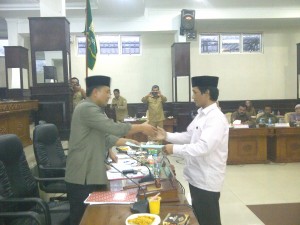 Naldin, Fraksi Golkar menyerahkan sikap Golkar kepada ketua sementara DPRK Aceh Tengah (Foto/Dok LG)