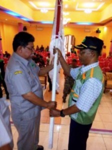 Wakil Ketua RAPI Aceh, Ir. M. Arfiansyah (JZ01BY) menyerahkan pataka organisasi kepada Ketua RAPI Aceh Tengah, Juahari, ST (JZ01GJR) pada prosesi pelantikan di Hotel Linge Land Takengon, Sabtu 22 November 2014. ( Foto : RAPI Aceh)