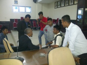 Sirajuddin mendudukan mahasiswa berdebat soal kemiskinan daerah dan berapa PAD ( Foto/Dok LG)