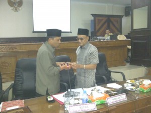 Muhsin Hasan (Golkar) menyerahkan palu sidang kepada Zulkarnain (Demokrat), Fraksi Golkar keluar dari persidangan. (Foto/ Dok LG)