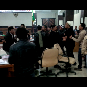Hamdan dari Nasdem berusaha dilerai, agar tidak terjadi baku hantam, atas tantangan Halidin dan Hasbullah (Iqoni RS)