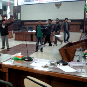 Hasbullah, anggota dewan mengepalkan tanganya menantang berkelahi (Iqoni RS)