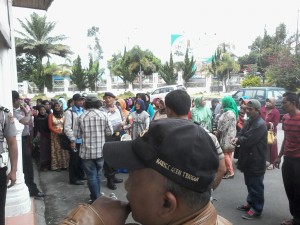 suasana demo gempa Gayo, di DPRK Aceh tengah, Selasa (17/02/2015) (Foto/ Karmiadi)