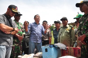 Kadis Sosial Aceh, Alhudri, berdoa saat akan menyerahkan bantuan. (foto/Dok Dinas Sosial Aceh)