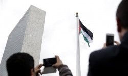 Bendera Palestina berkibar untuk pertama kalinya di Markas PBB, New York, Rabu (30/9). (AP Photo/Seth Wenig)