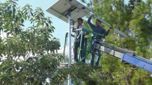 Pemasangan Lampu Solar Cell di Satu Sekolah (Foto: IST)