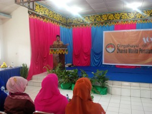 Sekda Aceh Tengah, Karimansyah ketika menyampaikan sambutan pada acara pembukaan lomba Canang bagi anggota DWP Aceh Tengah.