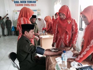 Kadiskes Aceh, Sukrimaha ketika melakukan pemeriksaan di salah satu Posbindu-PTM (Foto : MK)