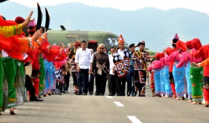 Presiden Jokowi dan rombongan tiba di Bandar Udara Rembele, Kabupaten Bener Meriah, Provinsi Aceh (2/3). (Foto: Setkab)
