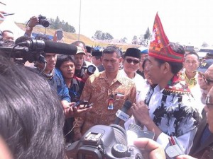 Presiden Jokowi diantara wartawan. (Foto Muhady FB)