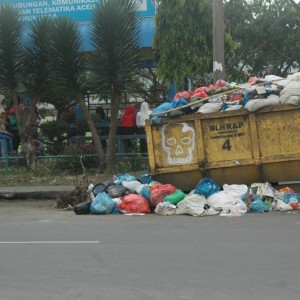 Sampah di Gerbang Musara Alun