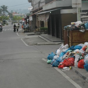 sampah di Bale Atu