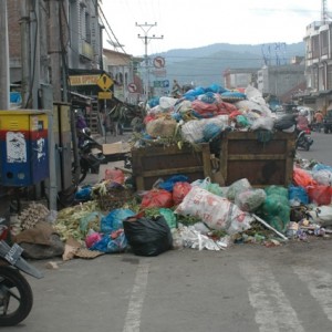 sampah di jalan sengeda