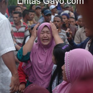 nangis, seorang warga menangis di lokasi penghadangan, meminta agar kampungnya tidak dijadikan area sampah (Foto/Khosi NT)