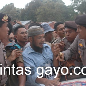 Kapolres Aceh Tengah menahan massa untuk tidak panas (KHosi Nawar NT)