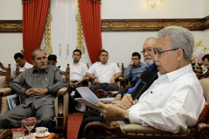 Gubernur Aceh, dr. H. Zaini Abdullah memimpin rapat pembangunan jalan bebas hambatan bersama 10 Bupati/Walikota dan Satuan Kerja Perangkat Aceh (SKPA) di Pendopo Gubernur, Banda Aceh, Rabu 13 Juni 2016. Proyek jalan bebas hambatan trans Sumatera akan dibangun mulai dari Banda Aceh, Aceh Besar, Pidie, Pidie Jaya, Bireuen, Aceh Utara, Lhokseumawe, Aceh Timur, Langsa, dan Aceh Tamiang. Humas Aceh/Saifu Azmi