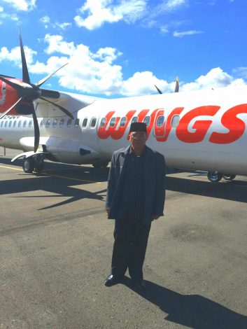 Bupati Aceh Tengah, Nasaruddin sesaat setelah mendarat dengan Wings Air di Bandara Rembele, Sabtu 3 September 2016