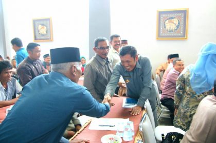 Plt. Bupati Aceh Tengah, Alhudri menyalami sejumlah tokoh masyarakat yang mengikuti sosialisasi Pilkada damai di Takengen, Kamis (3/11)