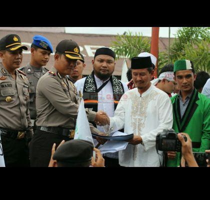 Kapolres Aceh Tengah AKBP. Eko Wahyudi menerima petisi dari perwakilan masa penistaan agama oleh Akhok atau Basuki Tjahaja Purnama (Foto : Ardiatta) 