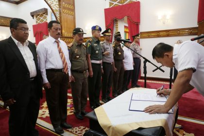 Plt Gubernur Aceh, Soedarmo menandatangani naskah pelantikan saat melantik tim Satuan Tugas Sapu Bersih Pungutan Liar (Saber Pungli) di Pendopo Gubernur, Banda Aceh, Rabu 16 November 2016.