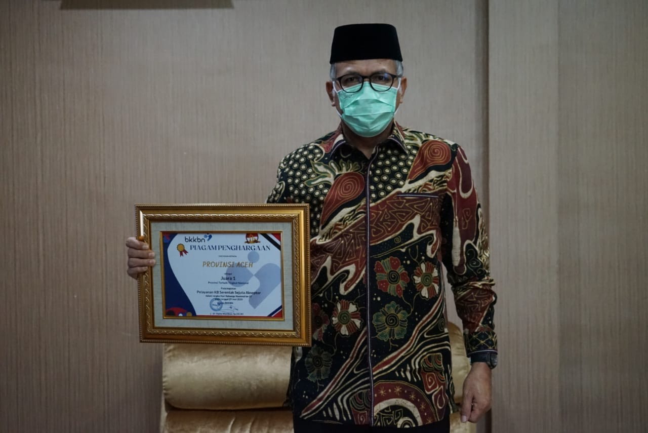Plt. Gubernur Aceh, Ir. Nova Iriansyah MT. menerima piagam penghargaan pelayanan Keluarga Berencana (KB) tahun 2020 dari Badan Kependudukan dan Keluarga Berencana Nasional (BKKBN) di Jakarta, Jum'at (24/7/2020).