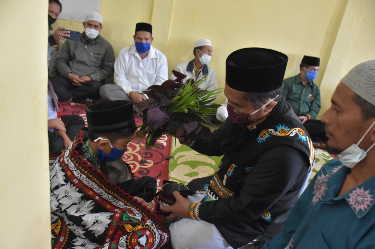 Bupati Bener Meriah Tgk. H. Sarkawi sedang melakukan prosesi Adat Gayo Tepung Tawar pada acara Sinte Khitanan Massal di Kecamatan Bener Kelipah. Kamis. 16/7/2020.