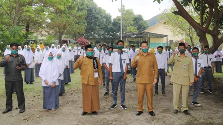 Bupati Tgk H. Sarkawi didampingi oleh Sekda Drs. Haili Yoga, M.Si, para Staf Ahli Buapti, Wakil Ketua II Anwar, Ketua MPU Tgk. Almuzani, Asisten I Drs. Mukhlis, Asisten II Abdul Muis, SE. MT, Asisten III Drs. Suarman, MM, Kepala Dinas Pendidikan Aceh Cabang Bener Meriah,Kadis Pendidikan Sukur, S.Pd, M.Pd