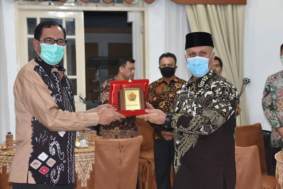 Kabupaten Aceh Tengah meraih penghargaan sebagai Kabupaten Cukup Peduli HAM Tahun 2018 yang diserahkan oleh Kepala Kanwil Kementerian Hukum dan HAM Aceh Zulkifli, SH, MH kepada Bupati Aceh Tengah Drs. Shabela Abubakar di Pendopo Bupati, Rabu malam (22/07).