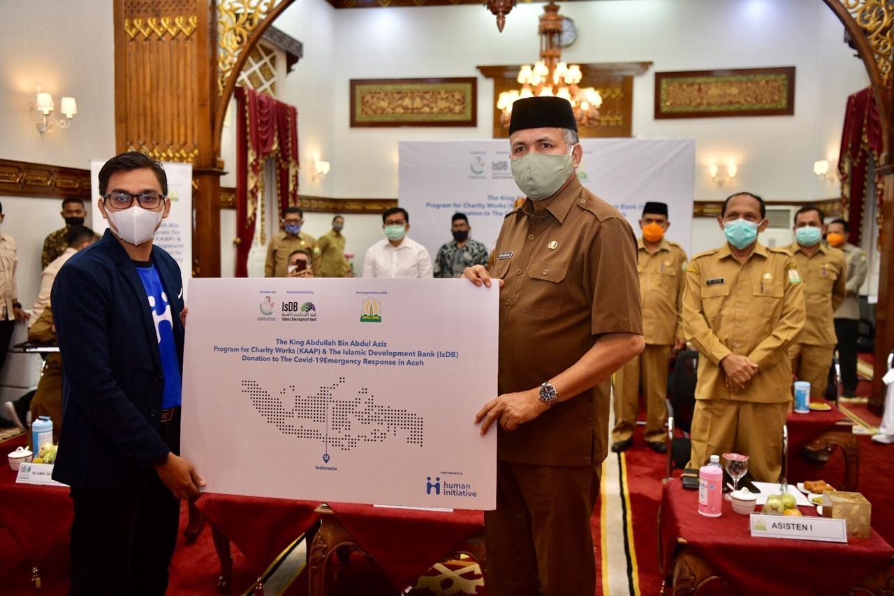 Plt. Gubernur Aceh, Nova Iriansyah menerima paket bantuan Islamic Development Bank (IsDB) The King Abdullah Bin Abdul Aziz dan  Program for Charity Works (KAAP) untuk Anak Yatim, masyarakat dan Tenaga Medis di Pendopo Gubernur Aceh, Senin, 27/07/2020.