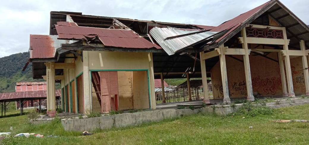 Tampak atap bangunan Pasar Pagi, Jagong Jeget, terlepas akibat hempasan puting beliung. Minggu (2/8/20).