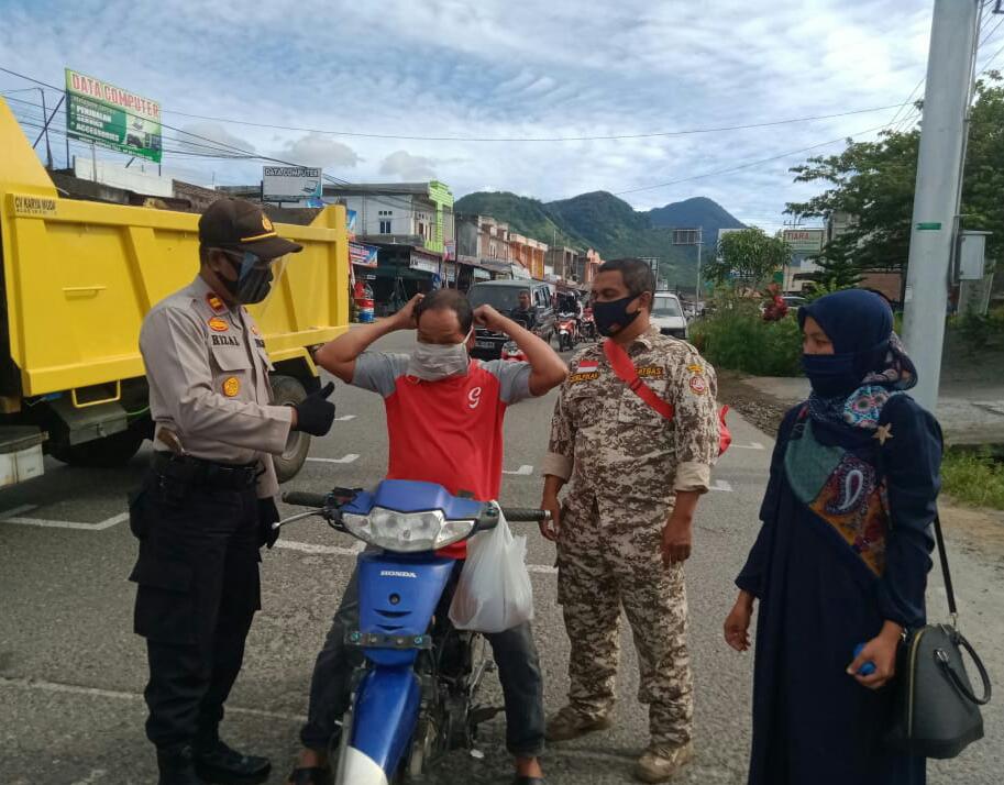 Forum Koordinasi Pimpinan Kecamatan (Forkopimcam) wilayah Bukit melaksanakan kegiatan pembagian masker, kepada pengguna jalan yang melintas di persimpangan lampu merah simpang pendopo Bupati, Kampung Blang Sentang. Jumat (07/08/2020).