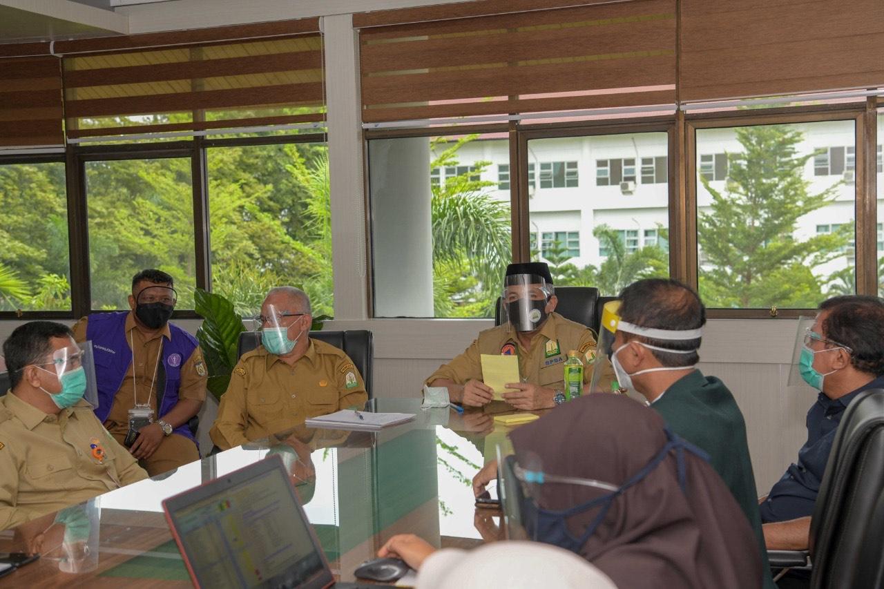 Plt. Gubernur Aceh, Nova Iriansyah didampingi Sekretaris Daerah Aceh, Taqwallah menerima kunjungan silaturahmi Ikatan Dokter Indonesia (IDI) dan PPNI (Persatuan Perawat Nasional Indonesia) di ruang rapat Sekda Aceh, Banda Aceh, Selasa (4/8/2020).