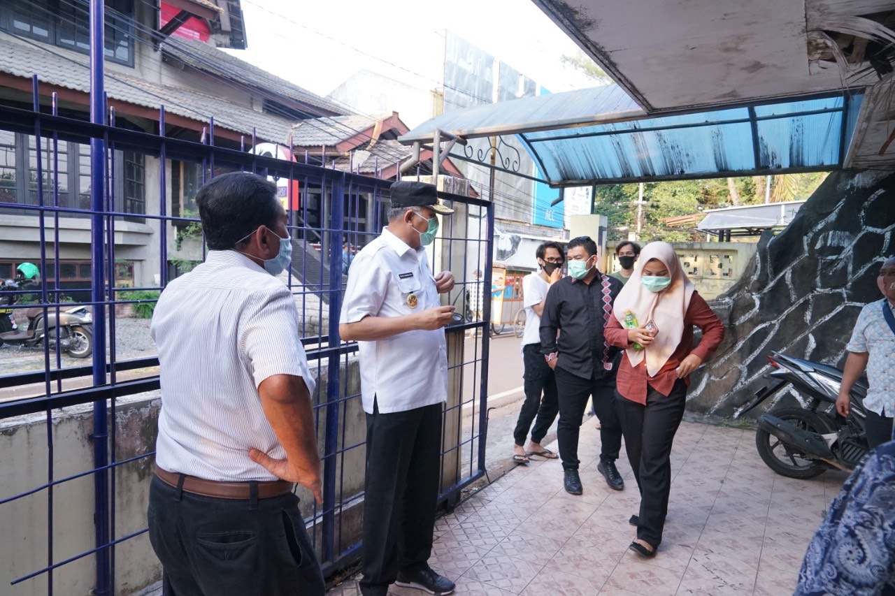 Plt Gubernur Aceh saat mengunjungi Asrama Mahasiswa Aceh, Tgk Chik Di Tiro didampingi dua tokoh masyarakat Aceh di Malang, Jawa Timur (7/9/2020) [Foto: Humas BPPA]