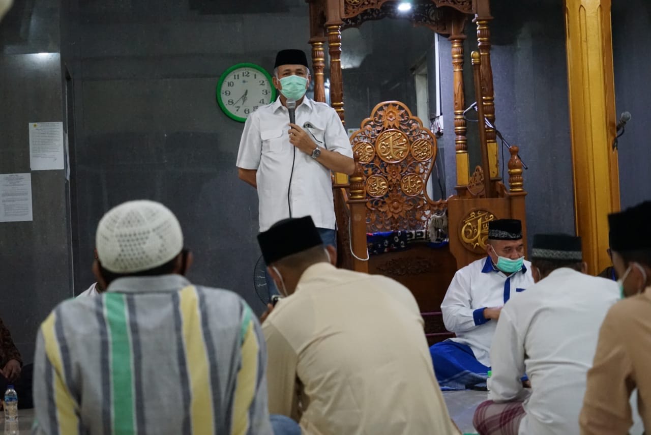 Plt Gubernur Aceh, Nova Iriansyah memberikan sambutan saat bersilaturahmi dengan masyarakat Aceh yang berada di Batam, di Masjid Syiah Kuala Batam Kepulauan Riau, Sabtu (3/10/2020).