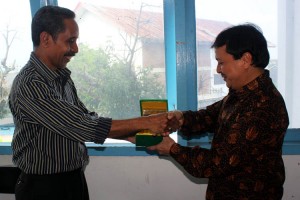 Ketua PWI Aceh (kiri) menyerahkan Plakat ke Sekwan DPRD Yogya.(LG | a.ZaiZa)