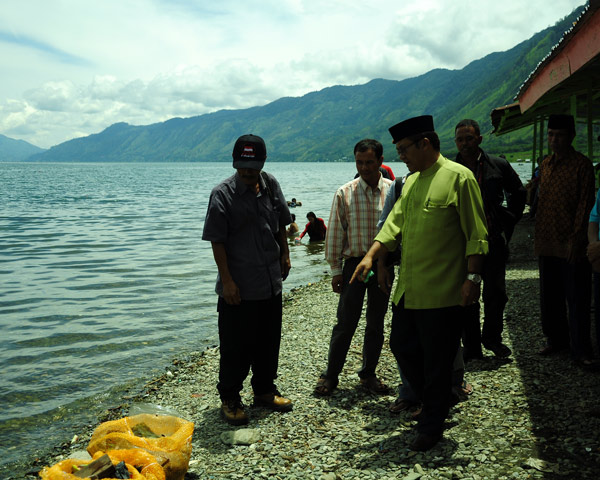 Wakil Bupati Aceh Tengah, Drs. H. Khairul Asmara menyempatkan diri meninjau aksi pemungutan sampah di dari dasar Danau Lut Tawar. (Lintas Gayo | Muna Ardi)