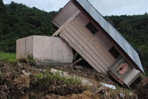 gempa yang berkekuatan 6,2 SR membuat sarana Sanitasi berputar berbalik yang berada diKampung  Wih Nongkal Kecamatan Kute Panang, (Foto direkam, 7 Juli 2013 ) 