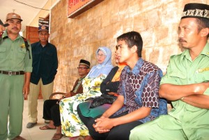Riduansyah kedua dari kanan (foto) didampingi keluarganya di Mapores Aceh Tengah (12/8). 