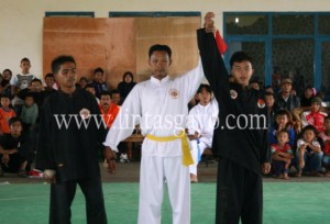 Bambang R (tengah) menjadi wasit pada kejuaraan Pencak silat beberapa tahun lalu di Bener Meriah (Foto. Zan.KG)