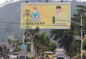 baliho raksasa yang dipasang di depan Mapolres Aceh Tengah. Pemasangan alat peraga kampanye ini belum dapat dikatakan melanggar. (Abdullah)