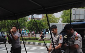 Polisi mendirikan tenda pengamanan di samping Kantor DPRA menjelang Penabalan Wali Nanggroe, Senin (16/12/2013) nanti. (Foto: Firdaus Yusuf | The Globe Journal)