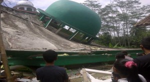 Kubah Masjid Attaqwa di desa Kranggan, Kecamatan Pekuncen, Banyumas roboh diguncang gempa bumi. (Foto : Okezone)