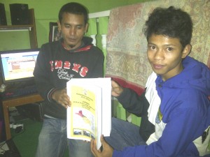 tim Lintas Gayo, memperlihat buku data korban gempa yang sangat tebal. di dalamnya terdata nama korban gempa. (Foto Zan.KG)