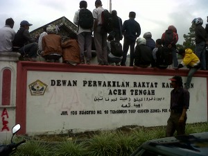 salah satu aksi Demo di gedung wakil rakyat Aceh Tengah