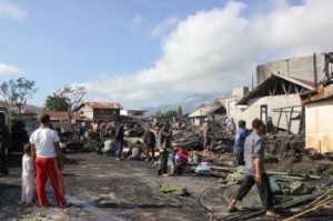 Warga saat membersihkan puing puing kebakaran di desa Penampaan toa Kecamatan Blangkejeren.