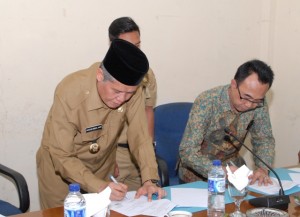 Ruslan Abdul Gani Bupati Bener Meriah dan Arfizi Kepala BPKP Aceh sedang menandatangani nota kesapahan kerjasama (Foto: Humas Bener Meriah)